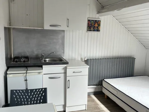 Appartement meublé en soupente, calme et idéalement situé à deux pas de la faculté de droit