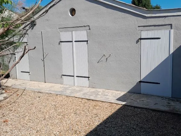 T2 semi meuble donnant sur un jardin commun dans une maison de 2 appartements place de parking