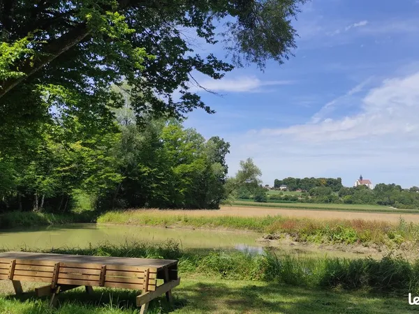 Magnifique terrain de loisirs à Saint‑Phal - véritable havre de paix avec étang