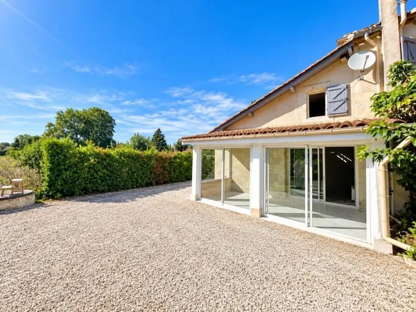 Maison en pierre rénovée avec jardin