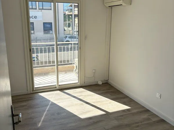 À louer bureaux 84M2 proche centre + parkings + clim