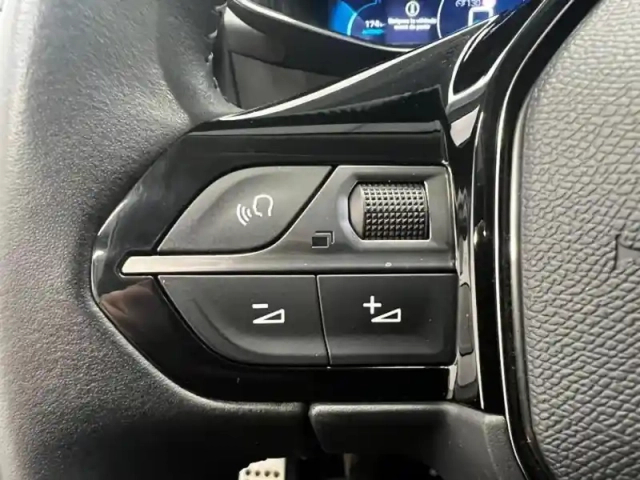 Peugeot 2008 e- 136ch allure — photo 9