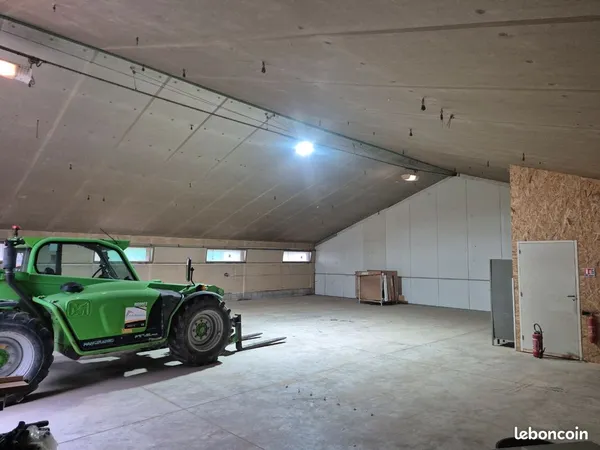 Local d’activité et entrepôt Location Issé 250m² 600€