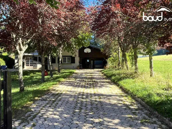 Maison avec grand terrain arboré
