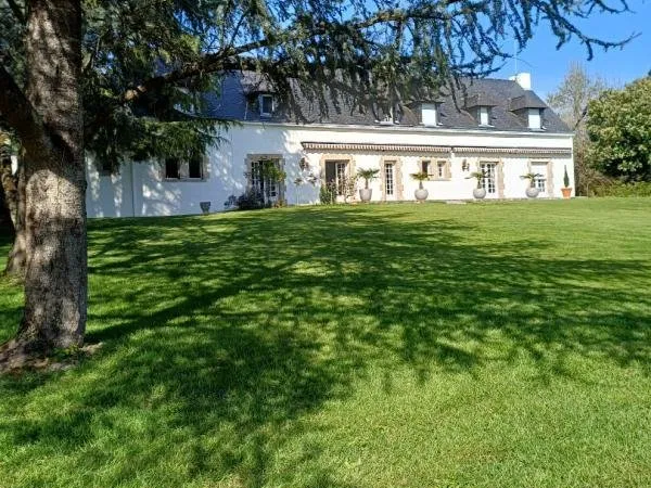 Propriété dans un parc arboré de 2 ha