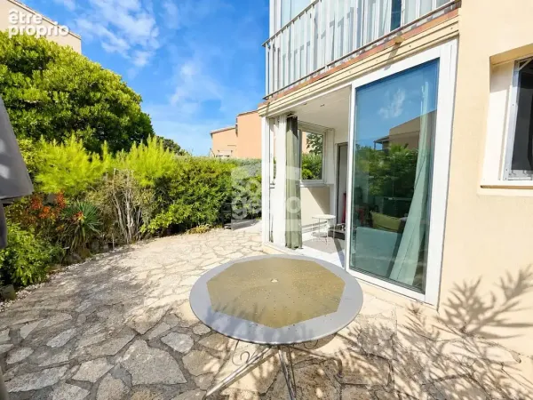 Réf : 2318 - Studio Cabine avec jardin terrasse parking Mont Saint-Martin Cap d'Agde !