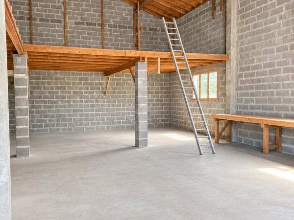 Hangar à louer à Échillais - Environ 250 m² + grand espace extérieur
