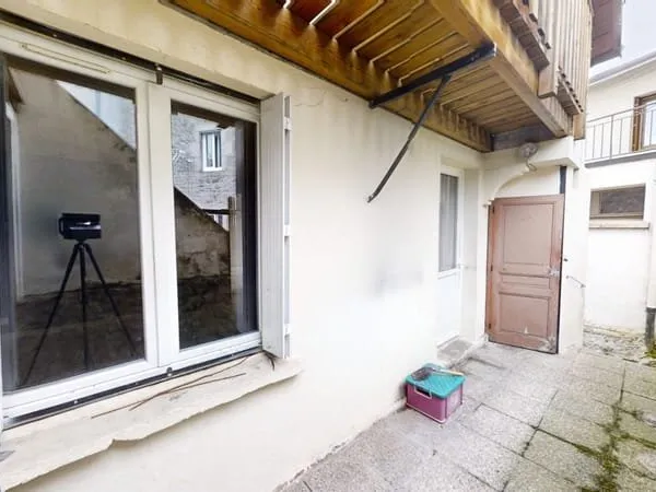 Maison en pierres comprenant 2 duplex + garage et cave