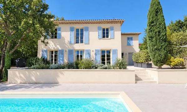 Villa type bastide vendue meublée, Sh 192m² , terrain de 1150m² , piscine.