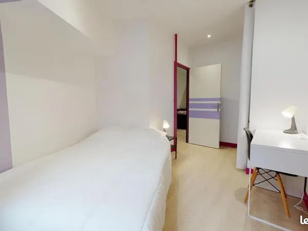 Chambre 6 pièces 84 m²