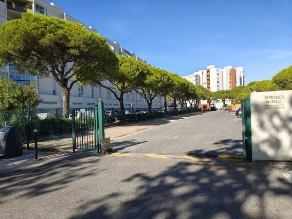 Place de parking extérieur dans une résidence sécurisée