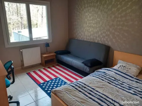 Chambre meublée dans maison avec piscine