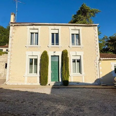 Maison 70m2 avec cour/ stationnement et jardinet privée