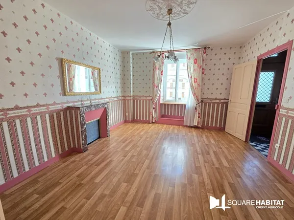CHOLET - HYPER CENTRE VILLE - Maison de charme de 85m² avec 2 ch et cour privative, IDEAL 1ère ACQUI