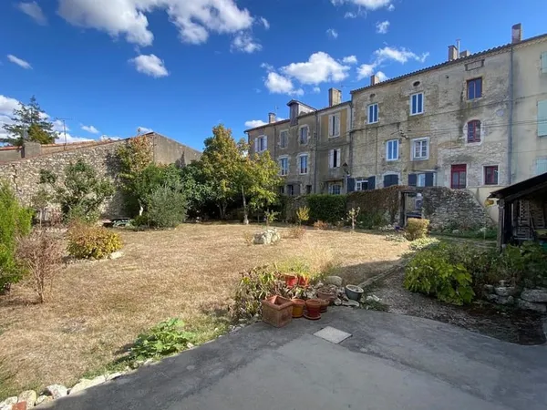 230 m², des volumes rares au coeur d'un village vivant