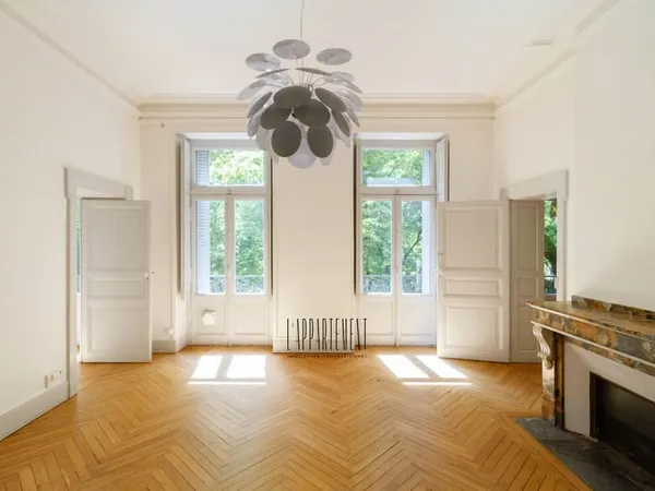 BUREAUX DE CARACTÈRE 260 M2 1ER ÉTAGE AVEC ASCENSEUR TOU