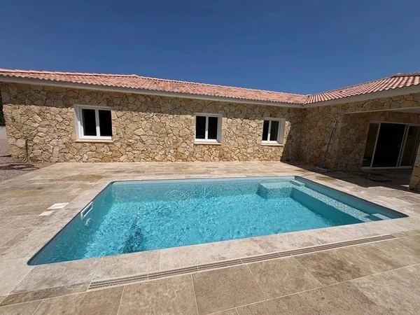 Villa contemporaine en pierre avec piscine - 125 m2