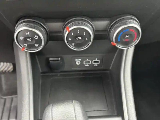 Renault Captur blue dci 115 edc — photo 16