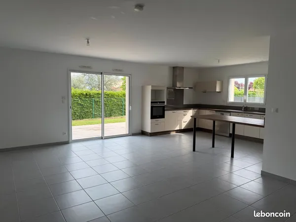Maison hors lotissement 4 chambres 1 bureau