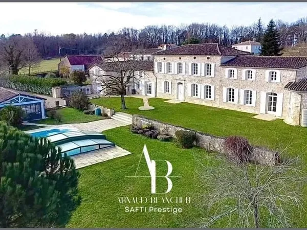 Magnifique Longère Charentaise en pierre, 6 chambres, 5 sdb, piscine, jardin d'hiver, garage, jardin