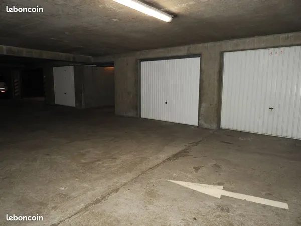 Grand garage box sécurisé 20m2