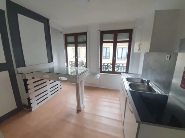 Appartement ST-OMER rénové en Triplex situé en centre ville 1ch 1 bureau