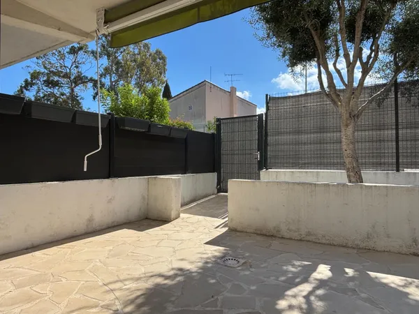 Appartement T2, en rez-de-jardin, deux places de stationnement privative