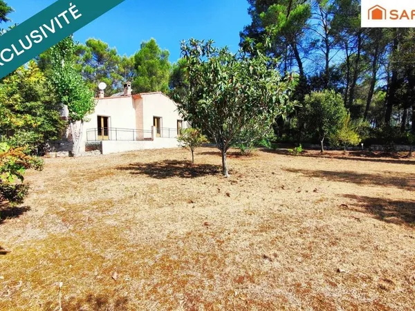 Maison traditionnelle de 83 m², 2510 m² de terrain entièrement clos.