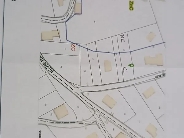 Terrain avec arbres fruitiers avec une partie constructible arbres fruitiers sur 710 M2 et une parti