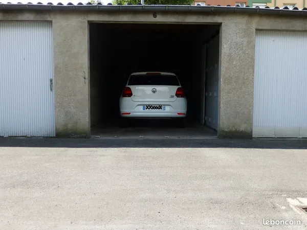 Garage propre goudronné, libre, boulevard Huguette Gallais 35300 Fougères