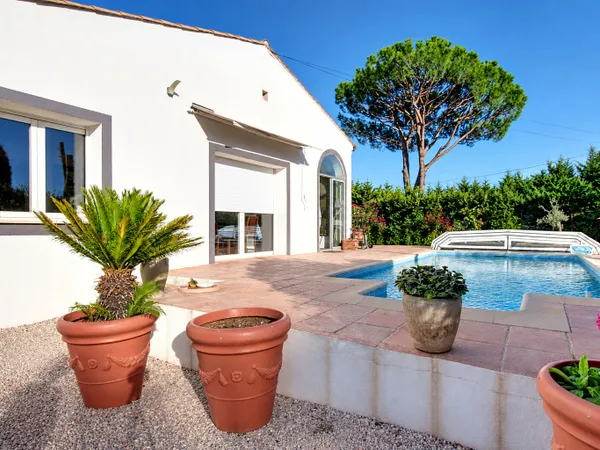A VENDRE - Maison 70 m² , 2 chambres, piscine , garage , grand terrain idéal camping car .