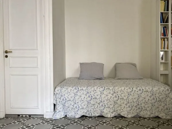 Grand studio de charme près du Panthéon dans ruelle pavée