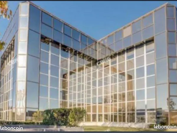 Ensemble de 6 bureaux et une salle de réunion