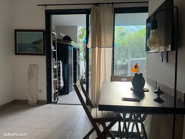 À louer beau studio meublé pour la période scolaire quartier de l'Annonciade avec parking privatif, 