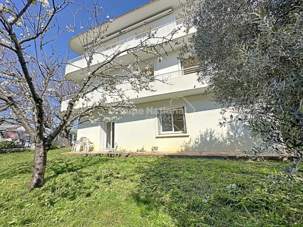 A vendre Arles Monplaisir Appartement T4 avec grand balcon et place de parking