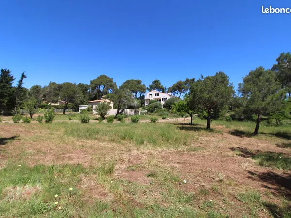 LA VILLA PANORAMQUE sur un terrain dominant de 5 744 m² avec piscine