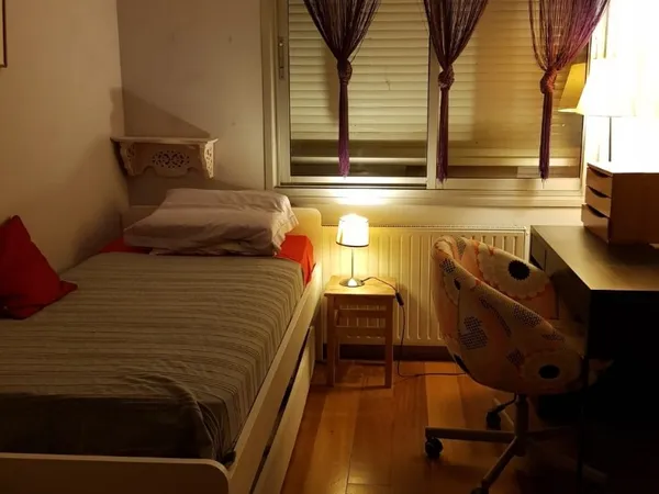 Loue 1 chambre étudiant/stagiaire dans duplex familial proche de la Défense