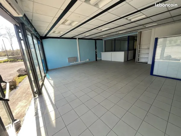 Local 200 m² Revel