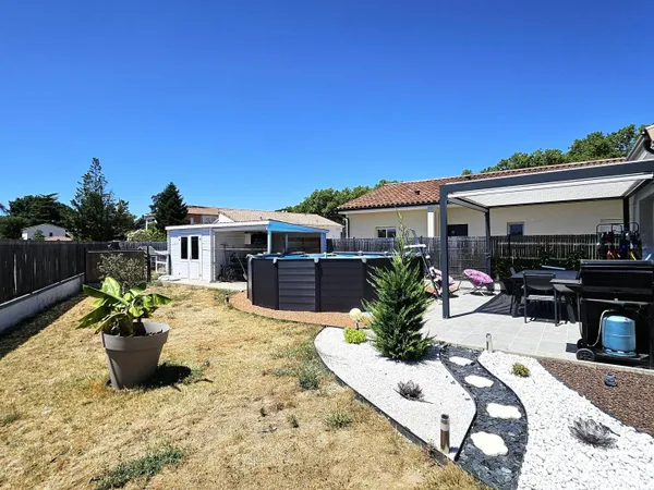 Le confort d'une maison récente, la liberté de tout faire à pied : bienvenue dans votre futur chez-v