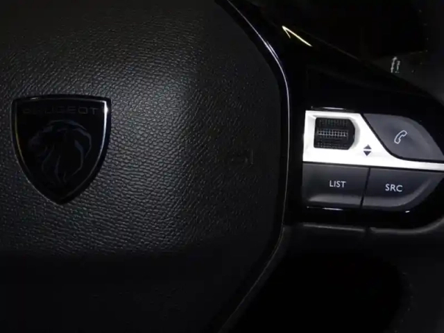 Peugeot 2008 1.2 puretech 100ch s&amp;s allure — photo 13