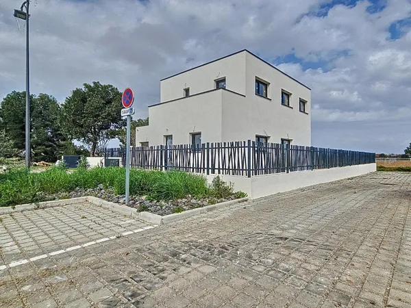 A Vendres villa de 148 m² quatre chambres, garage, piscine sur une parcelle de 627 m²