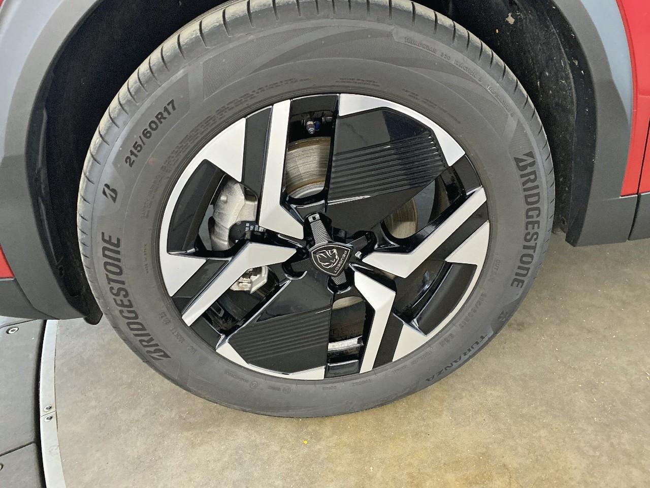 Peugeot 2008 hybrid 145 ch e-dcs6 allure — photo 11