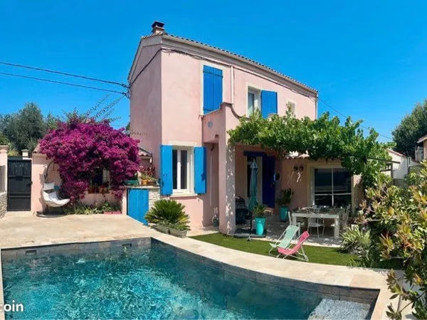Maison mitoyenne avec jardin et piscine