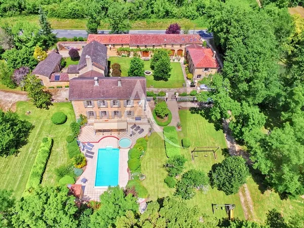 Maison 27 pièces 717 m²
