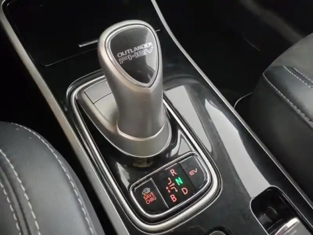 Mitsubishi Outlander phev twin motor intense 4wd + attelage — photo 23