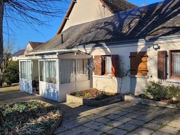 Maison avec beau terrain et puits