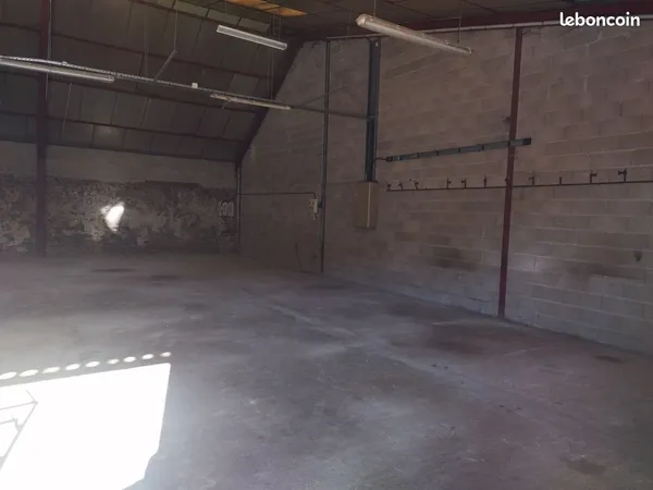 Local d’activité et entrepôt Location Aubepierre-Ozouer-le-Repos 386m² 800€