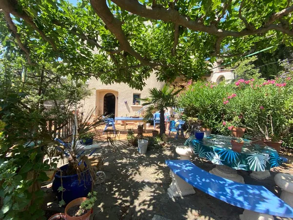 Grande maison de village dans beau jardin arboré dans le Minervois près de Narbonne