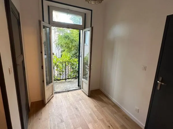 À louer - T3 de plus de 60 m² avec balcon, climatisation et stationnement - Digne-les-Bains
