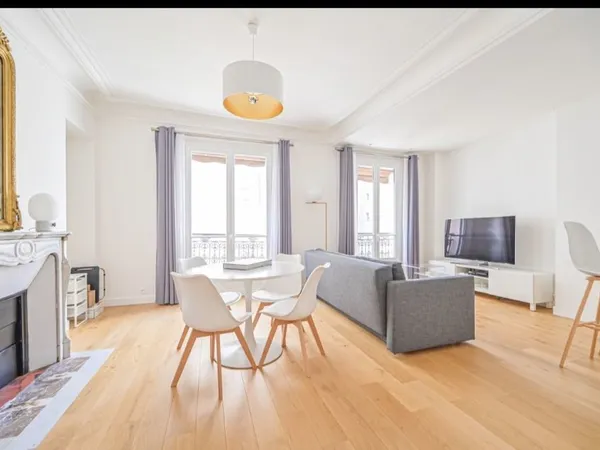 3 pieces proche avenue Montaigne Paris 8